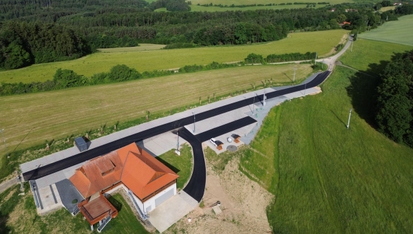 23.07.2026 - SÚS Kroměřížska udělala kompletní povrchy nové silnice a parkoviště v Újezdě 