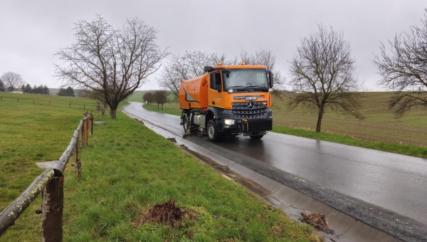 31.03.2026 - Opravy výtluků jsou na Kroměřížsku v plném proudu, začíná i zametání