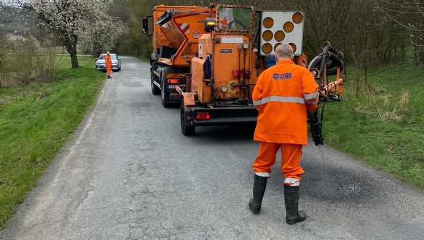 16.04.2026 - Vyšší teploty umožnily opravy menších poruch cest metodou tryskání